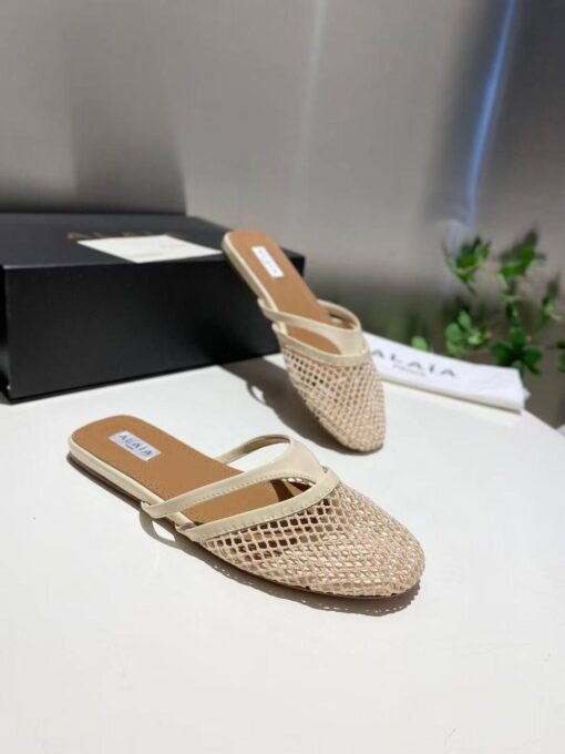 Шлёпанцы из сетки Alaia Infradito Flat Mules In Fishnet And Leather Premium A133675 Beige - фото 6