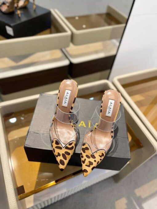 Босоножки Alaia Le Coeur Mules In Patent Calfskin AA3M053 прозрачные лео коричневые - фото 4