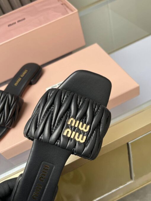 Шлёпанцы Miu Miu Matelasse Nappa Leather Slides 5XX605 Premium Black - фото 5