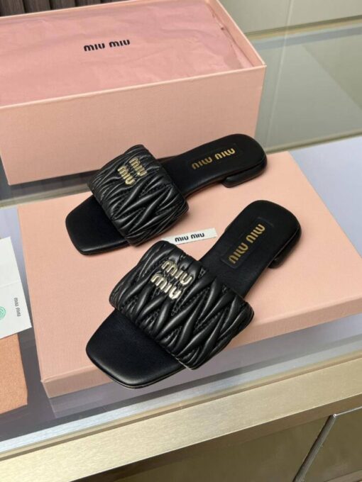 Шлёпанцы Miu Miu Matelasse Nappa Leather Slides 5XX605 Premium Black - фото 1