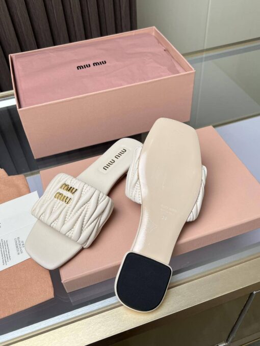 Шлёпанцы Miu Miu Matelasse Nappa Leather Slides 5XX605 Premium L.Beige - фото 3
