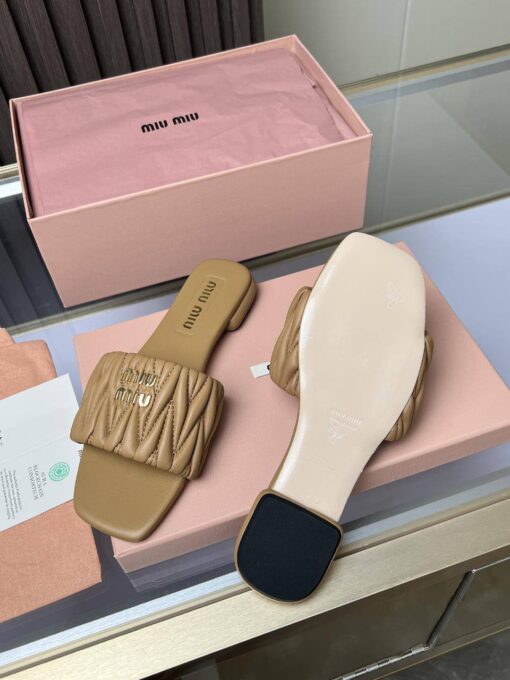 Шлёпанцы Miu Miu Matelasse Nappa Leather Slides 5XX605 Premium L.Brown - фото 5