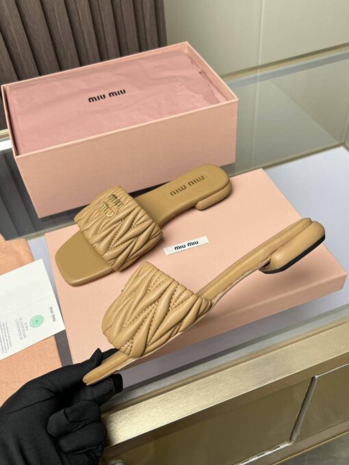 Шлёпанцы Miu Miu Matelasse Nappa Leather Slides 5XX605 Premium L.Brown - фото 4