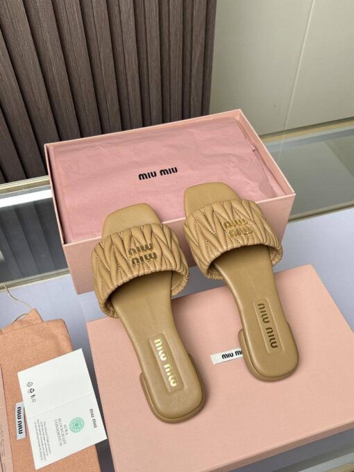 Шлёпанцы Miu Miu Matelasse Nappa Leather Slides 5XX605 Premium L.Brown - фото 3