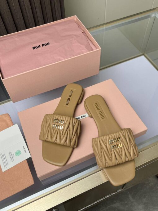 Шлёпанцы Miu Miu Matelasse Nappa Leather Slides 5XX605 Premium L.Brown - фото 2