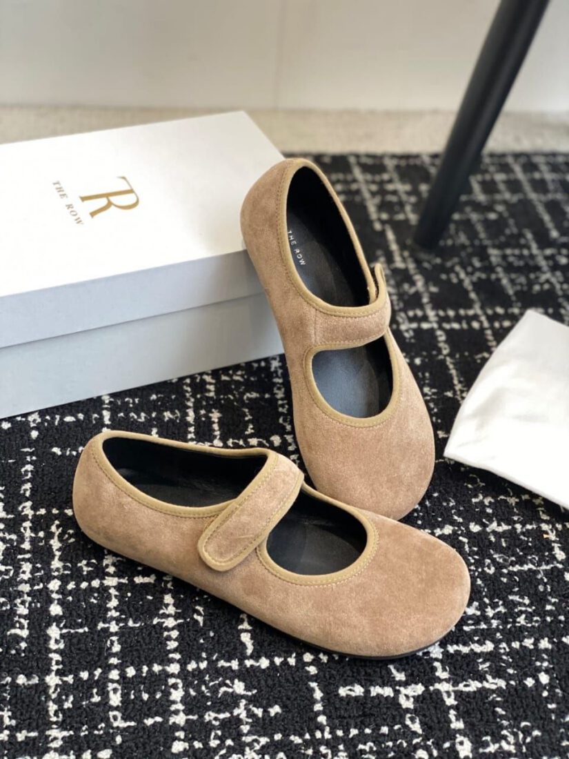 Балетки The Row Slip On Shoe in Suede A134436 Premium Beige фото 1 Балетки The Row Slip On Shoe in Suede A134436 Premium Beige - фото 1
