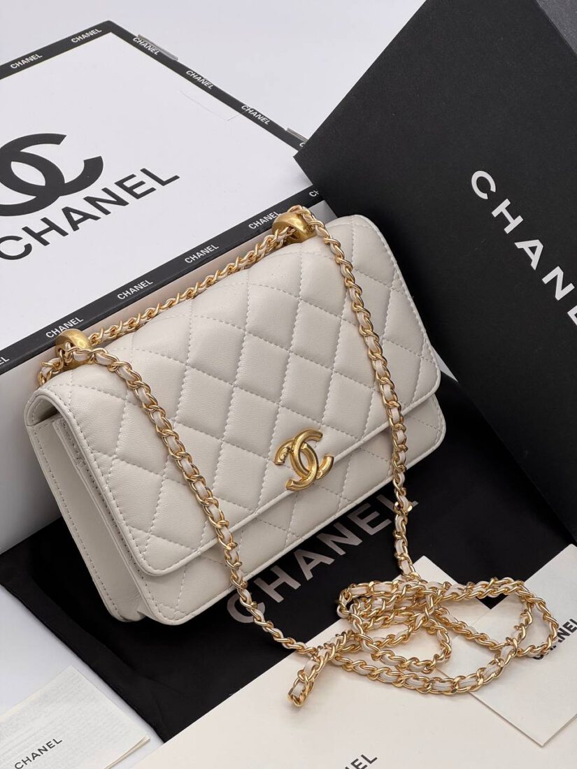 Женская сумка Chanel 20/12 см бежевая A136902 фото 1 Женская сумка Chanel 20/12 см бежевая A136902 - фото 1