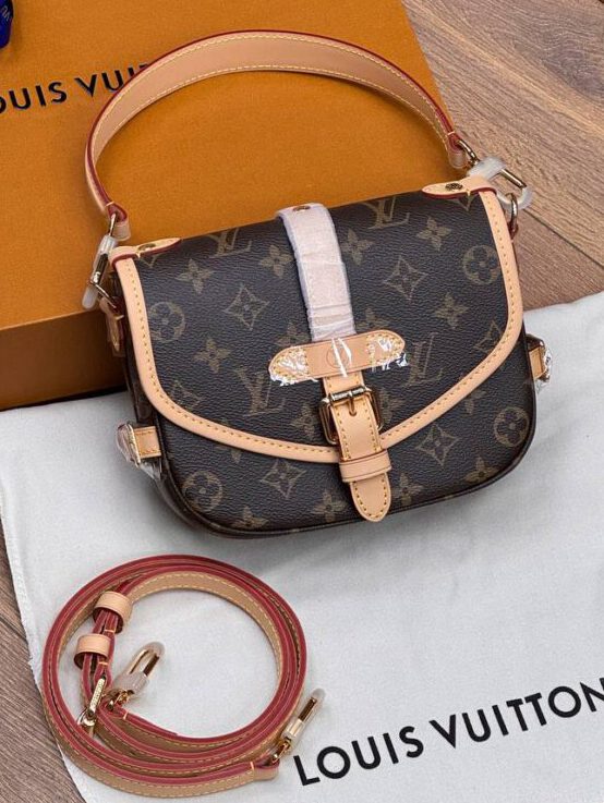 Женская сумка Louis Vuitton A135728 20/16/7.5 см коричневая фото 1 Женская сумка Louis Vuitton A135728 20/16/7.5 см коричневая - фото 1