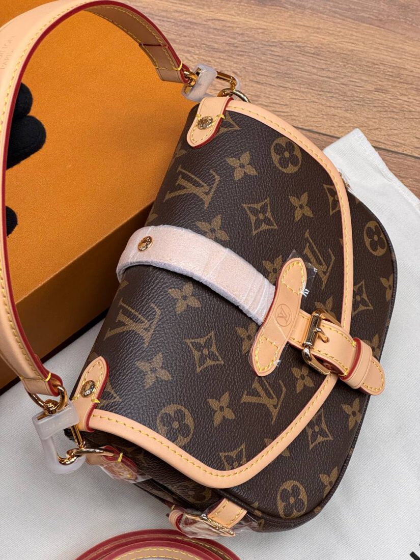 Женская сумка Louis Vuitton A135728 20/16/7.5 см коричневая фото 2 Женская сумка Louis Vuitton A135728 20/16/7.5 см коричневая - фото 2