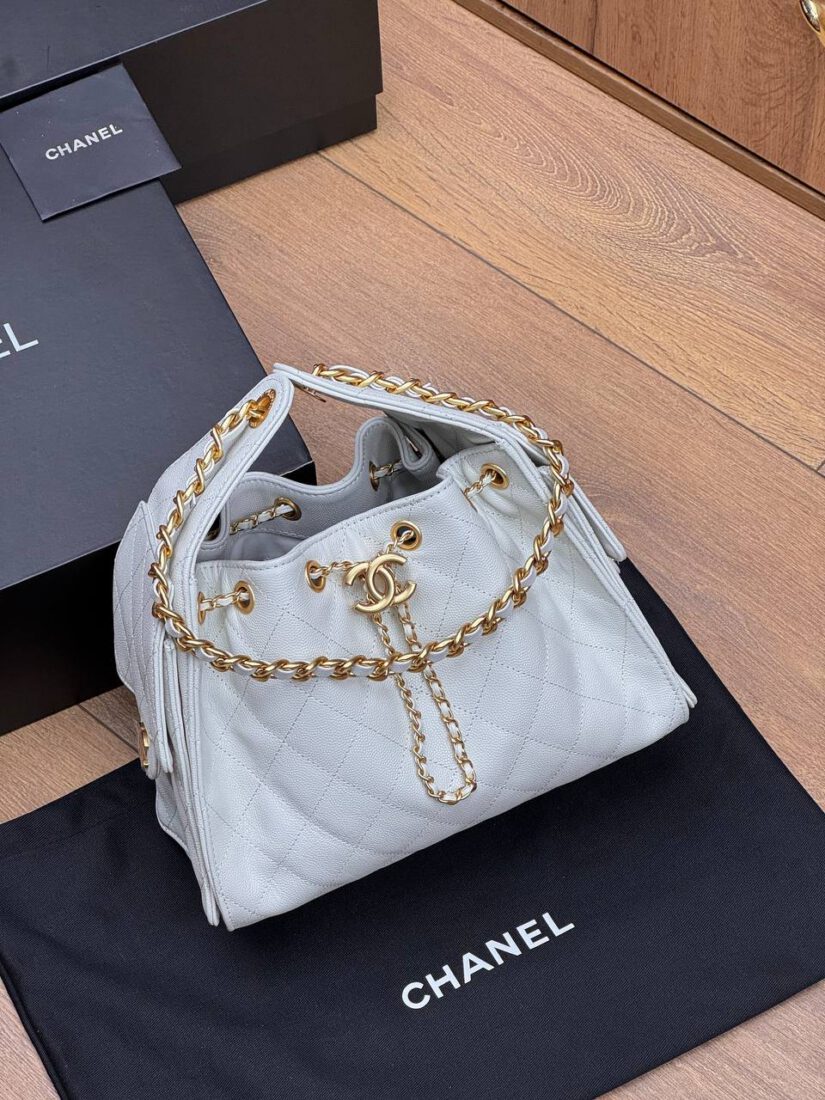 Женская сумка Chanel A136267 белая (два размера 26см и 30см) фото 2 Женская сумка Chanel A136267 белая (два размера 26см и 30см) - фото 2