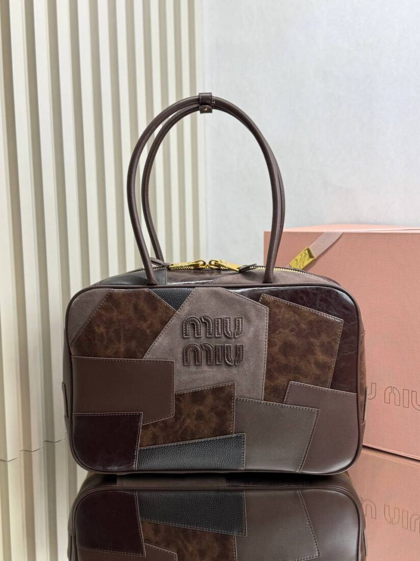 Сумка Miu Miu Leather Top-Handle 35/23 см A136610 коричневая фото 2 Сумка Miu Miu Leather Top-Handle 35/23 см A136610 коричневая - фото 2