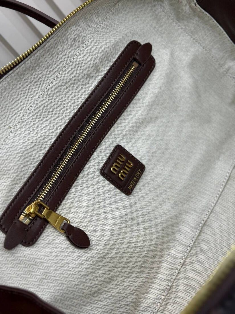 Сумка Miu Miu Leather Top-Handle 35/23 см A136610 коричневая фото 7 Сумка Miu Miu Leather Top-Handle 35/23 см A136610 коричневая - фото 7