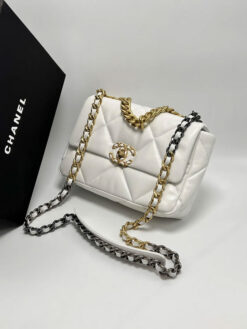 Женская сумка Chanel 19 белая 26/18 см A137024