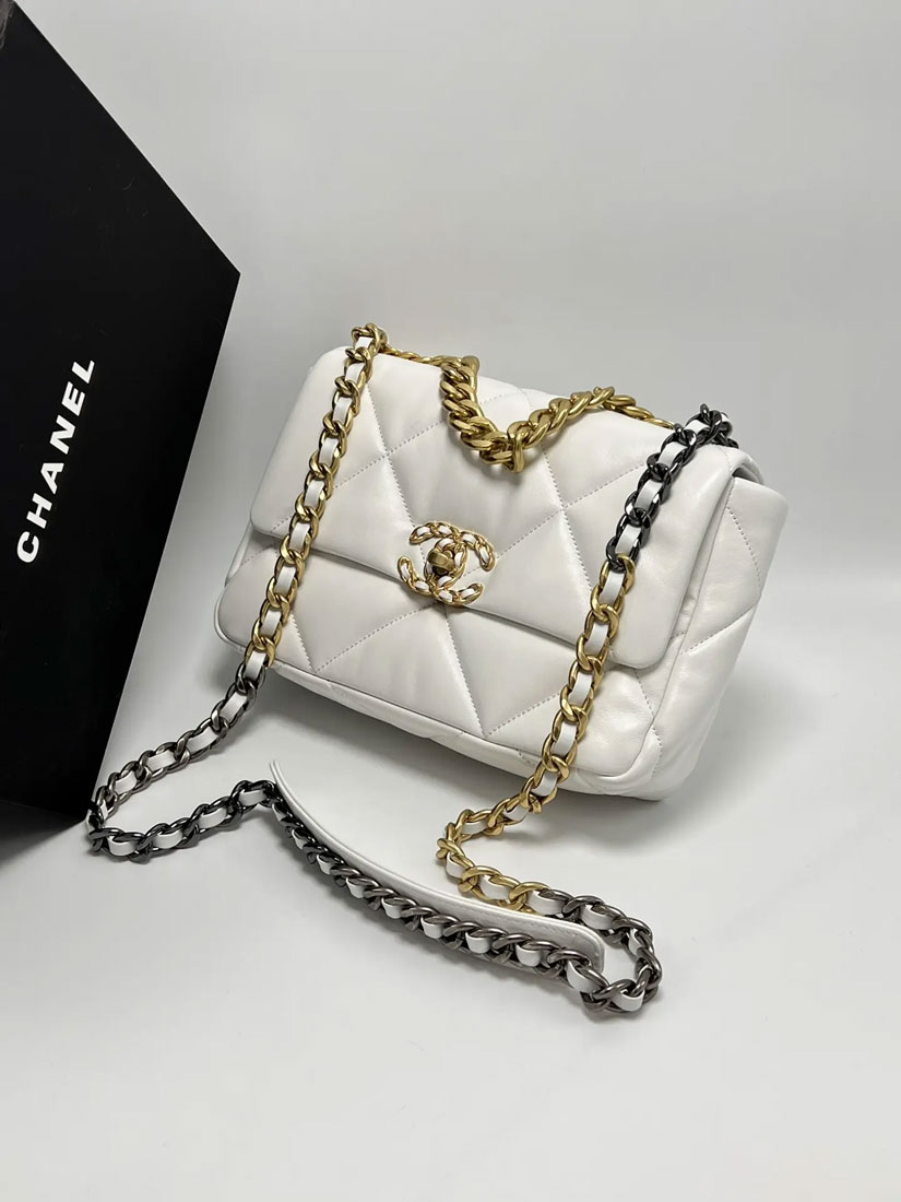 Женская сумка Chanel 19 белая 26/18 см A137024 фото 1 Женская сумка Chanel 19 белая 26/18 см A137024 - фото 1