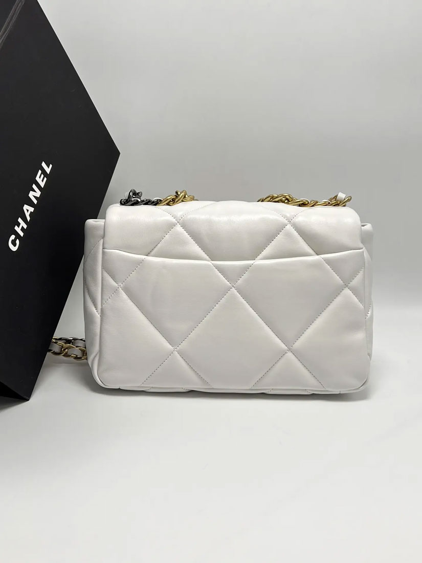 Женская сумка Chanel 19 белая 26/18 см A137024 фото 2 Женская сумка Chanel 19 белая 26/18 см A137024 - фото 2