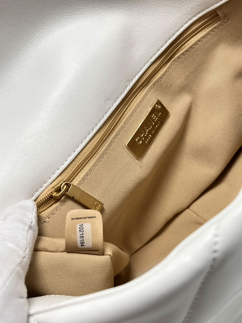 Женская сумка Chanel 19 белая 26/18 см A137024 фото 3 Женская сумка Chanel 19 белая 26/18 см A137024 - фото 3