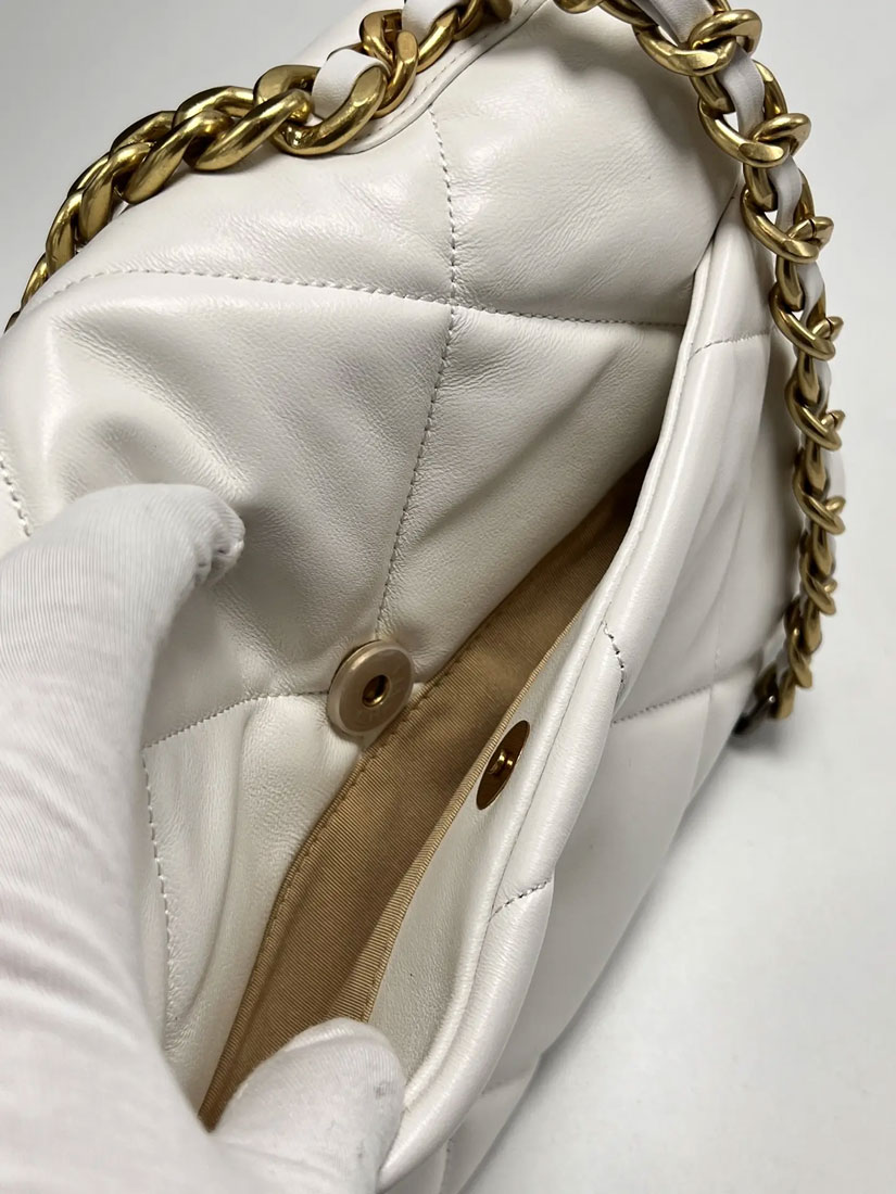 Женская сумка Chanel 19 белая 26/18 см A137024 фото 5 Женская сумка Chanel 19 белая 26/18 см A137024 - фото 5