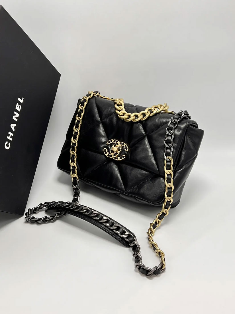 Женская сумка Chanel 19 черная 26/18 см A137019 фото 1 Женская сумка Chanel 19 черная 26/18 см A137019 - фото 1