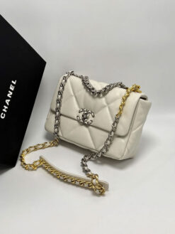 Женская сумка Chanel 19 белая 26/18 см A137030