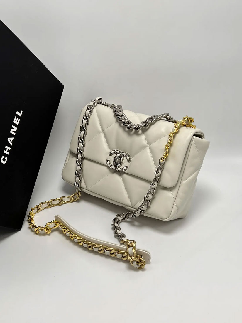Женская сумка Chanel 19 белая 26/18 см A137030 фото 1 Женская сумка Chanel 19 белая 26/18 см A137030 - фото 1