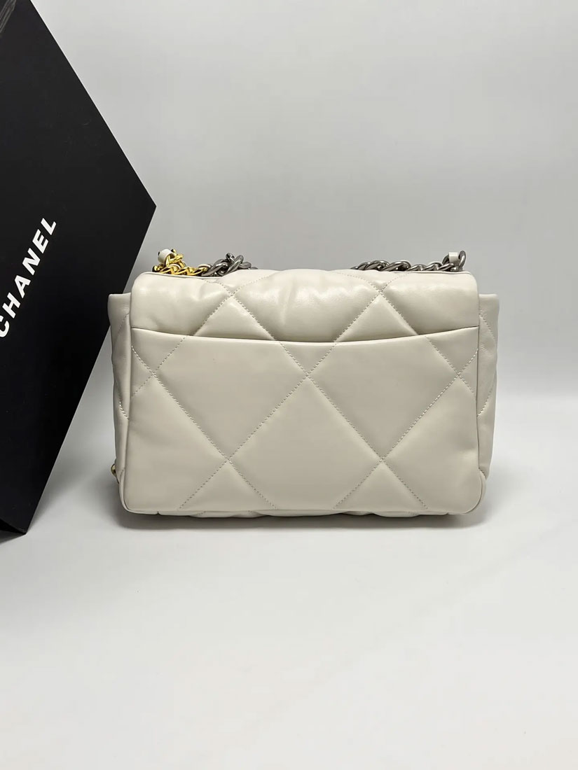 Женская сумка Chanel 19 белая 26/18 см A137030 фото 2 Женская сумка Chanel 19 белая 26/18 см A137030 - фото 2