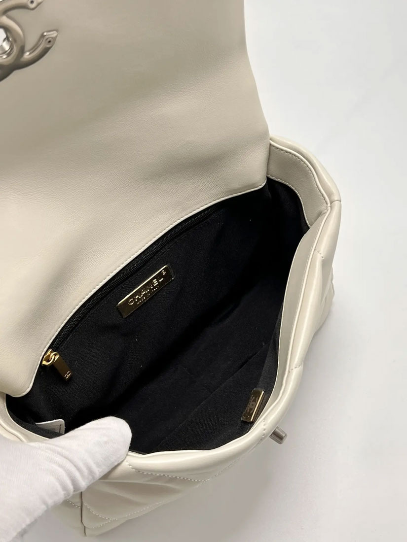 Женская сумка Chanel 19 белая 26/18 см A137030 фото 3 Женская сумка Chanel 19 белая 26/18 см A137030 - фото 3