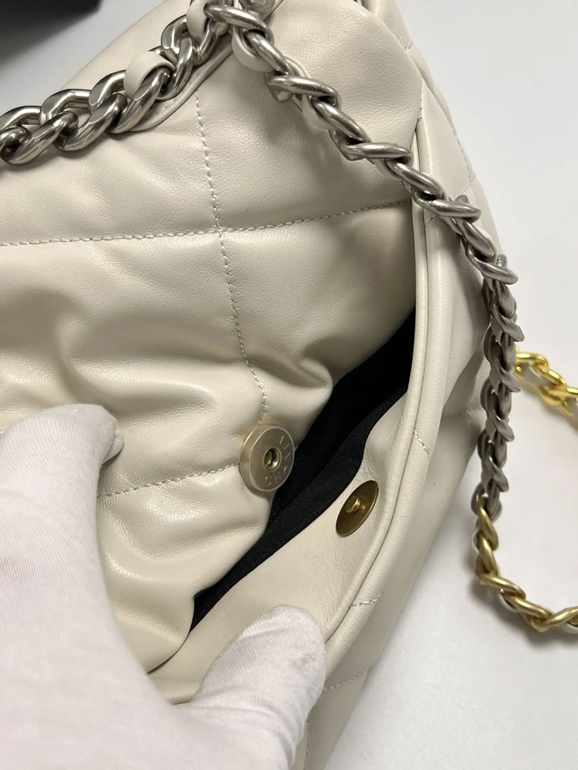 Женская сумка Chanel 19 белая 26/18 см A137030 фото 4 Женская сумка Chanel 19 белая 26/18 см A137030 - фото 4