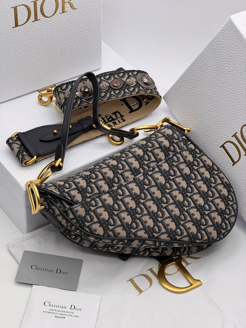 Сумка Christian Dior Saddle 25.5/20/6.5 см чёрная A137061 фото 2 Сумка Christian Dior Saddle 25.5/20/6.5 см чёрная A137061 - фото 2