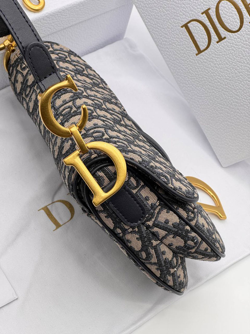 Сумка Christian Dior Saddle 25.5/20/6.5 см чёрная A137061 фото 3 Сумка Christian Dior Saddle 25.5/20/6.5 см чёрная A137061 - фото 3