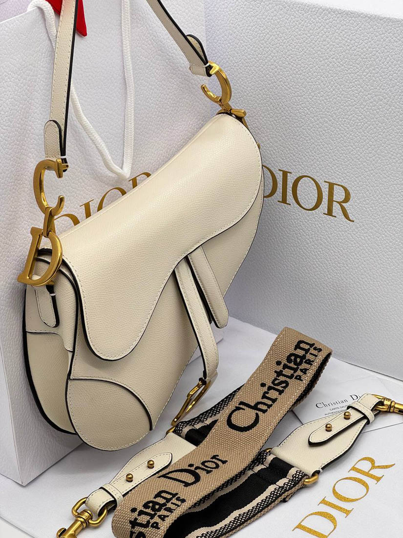 Сумка Christian Dior Saddle 25.5/20/6.5 см бежевая A137074 фото 2 Сумка Christian Dior Saddle 25.5/20/6.5 см бежевая A137074 - фото 2