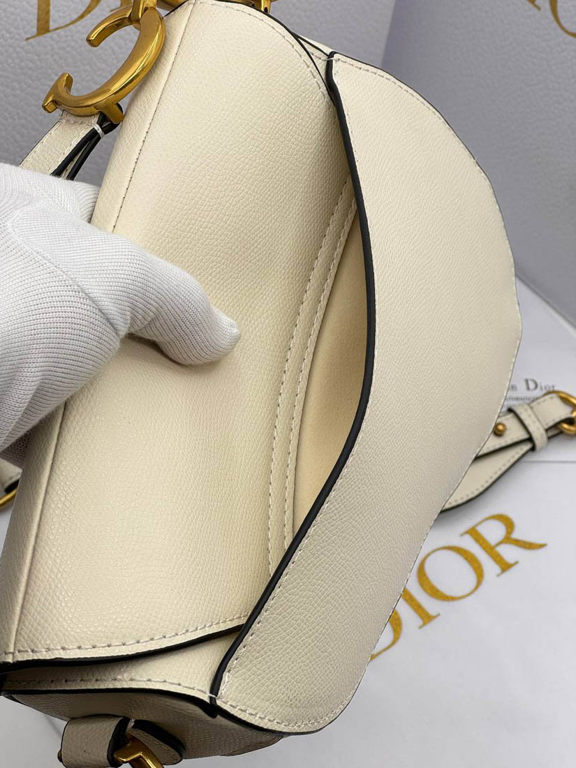 Сумка Christian Dior Saddle 25.5/20/6.5 см бежевая A137074 фото 4 Сумка Christian Dior Saddle 25.5/20/6.5 см бежевая A137074 - фото 4