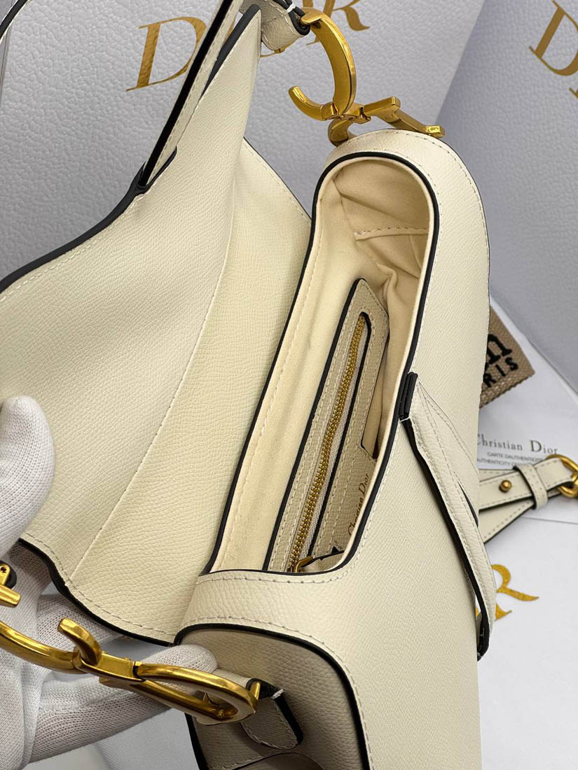 Сумка Christian Dior Saddle 25.5/20/6.5 см бежевая A137074 фото 5 Сумка Christian Dior Saddle 25.5/20/6.5 см бежевая A137074 - фото 5