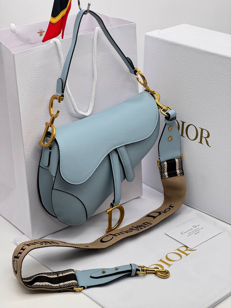 Сумка Christian Dior Saddle 25.5/20/6.5 см голубая A137079 фото 1 Сумка Christian Dior Saddle 25.5/20/6.5 см голубая A137079 - фото 1