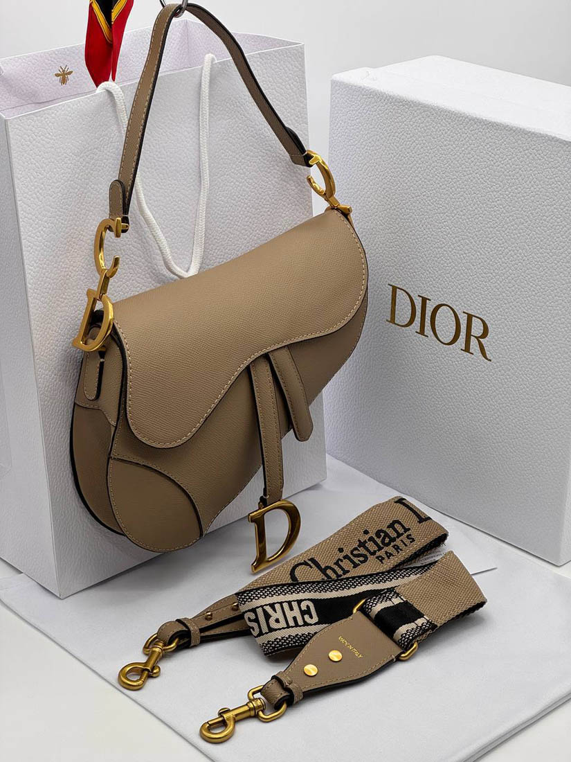 Сумка Christian Dior Saddle 25.5/20/6.5 см бежевая A137085 фото 1 Сумка Christian Dior Saddle 25.5/20/6.5 см бежевая A137085 - фото 1
