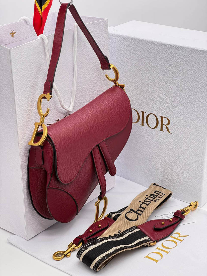 Сумка Christian Dior Saddle 25.5/20/6.5 см красная A137089 фото 1 Сумка Christian Dior Saddle 25.5/20/6.5 см красная A137089 - фото 1