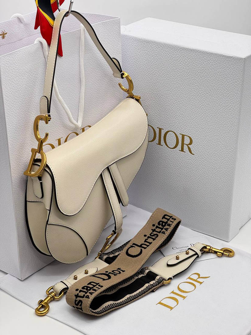 Сумка Christian Dior Saddle 25.5/20/6.5 см бежевая A137074 фото 1 Сумка Christian Dior Saddle 25.5/20/6.5 см бежевая A137074 - фото 1