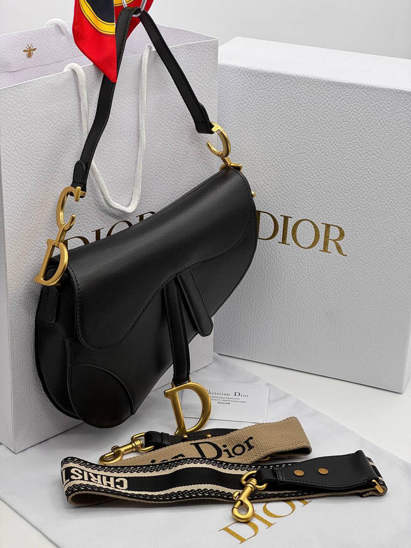 Сумка Christian Dior Saddle 25.5/20/6.5 см чёрная A137068 фото 1 Сумка Christian Dior Saddle 25.5/20/6.5 см чёрная A137068 - фото 1