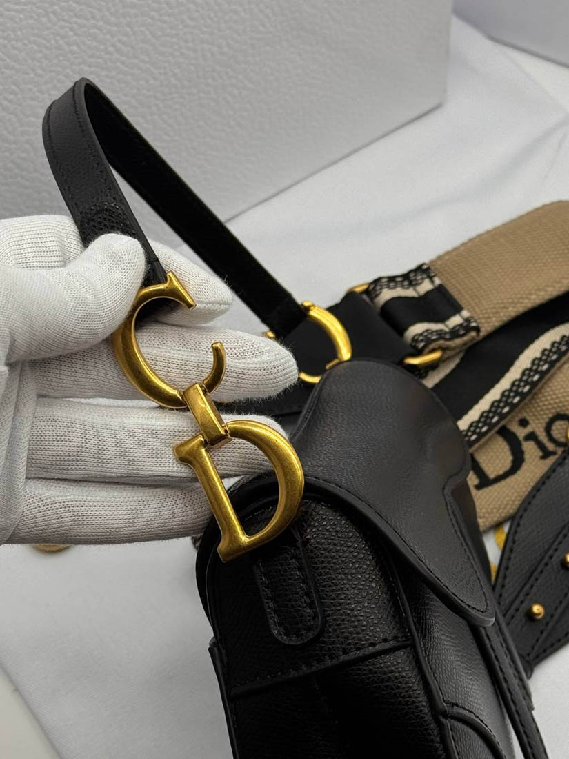 Сумка Christian Dior Saddle 19/15/6 см чёрная A137100 фото 4 Сумка Christian Dior Saddle 19/15/6 см чёрная A137100 - фото 4