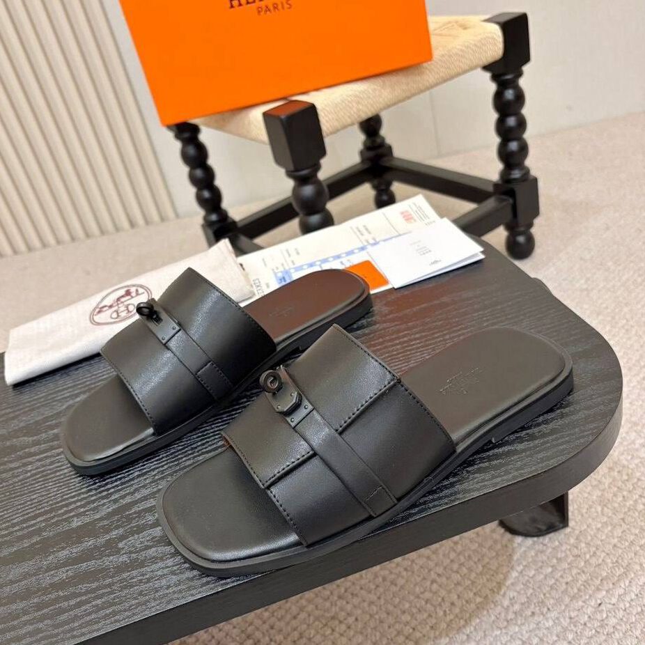 Шлёпанцы мужские кожаные Hermes A137655 чёрные фото 1 Шлёпанцы мужские кожаные Hermes A137655 чёрные - фото 1