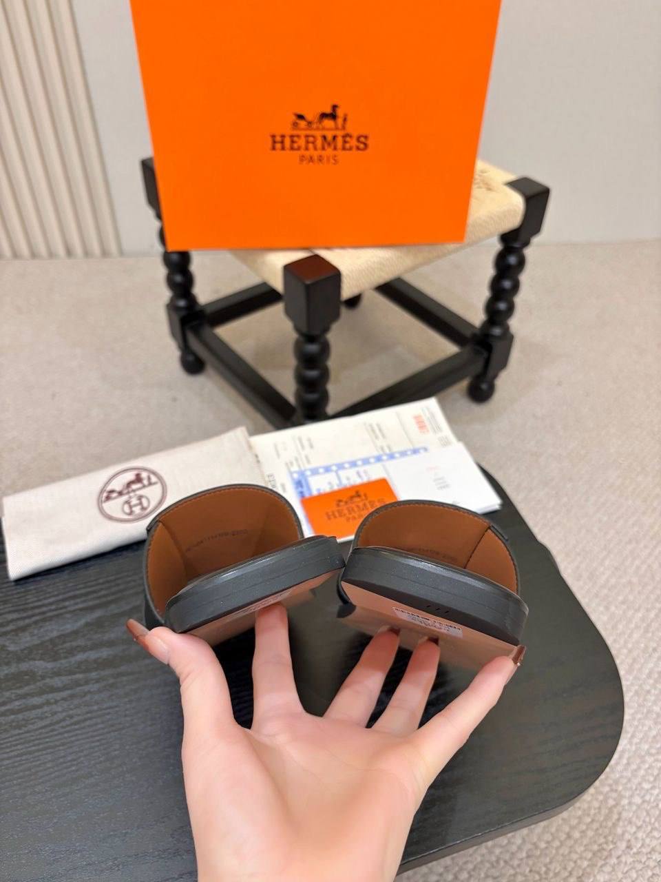 Шлёпанцы мужские кожаные Hermes A137655 чёрные фото 4 Шлёпанцы мужские кожаные Hermes A137655 чёрные - фото 4