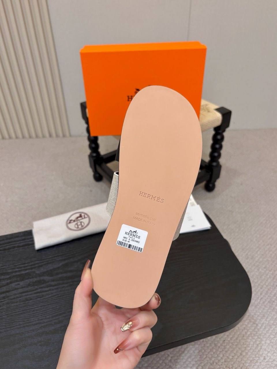 Шлёпанцы мужские кожаные Hermes A137655 чёрные фото 5 Шлёпанцы мужские кожаные Hermes A137655 чёрные - фото 5