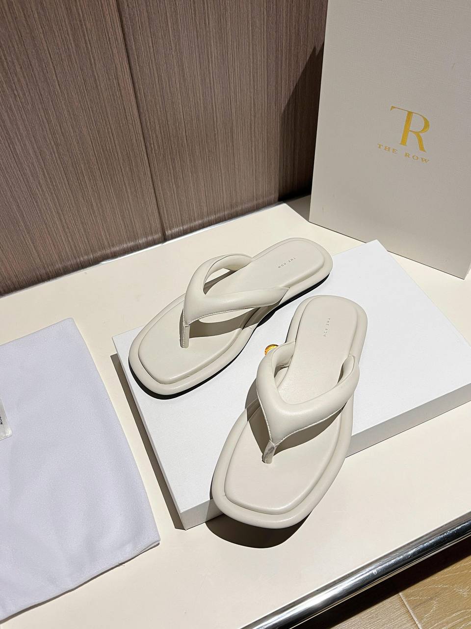 Сандалии женские The Row кожаные Ginza A137781 белые фото 2 Сандалии женские The Row кожаные Ginza A137781 белые - фото 2