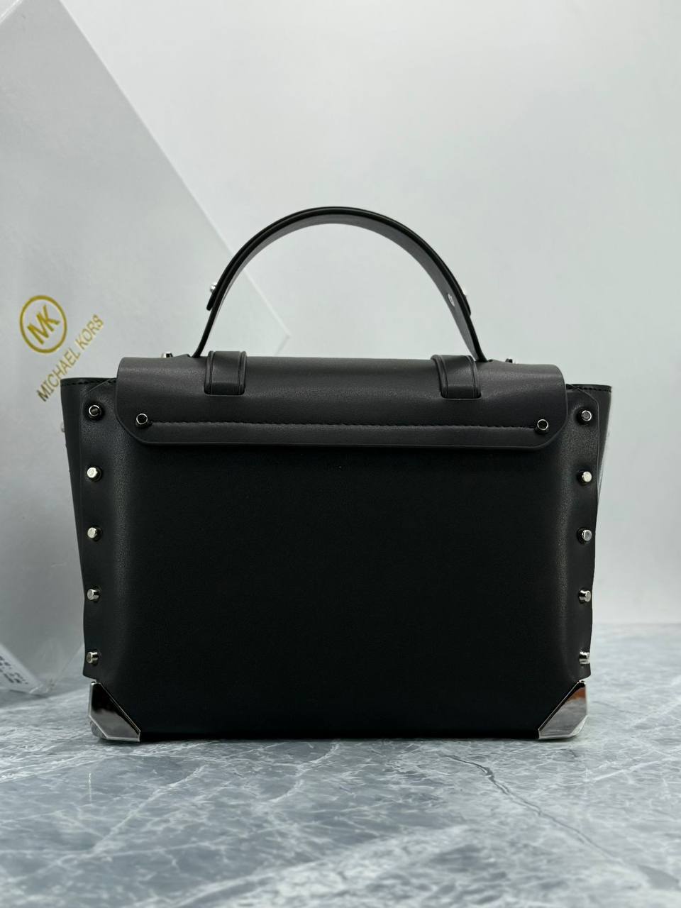 Женская кожаная сумка Michael Kors Manhattan A137951 Black фото 4 Женская кожаная сумка Michael Kors Manhattan A137951 Black - фото 4