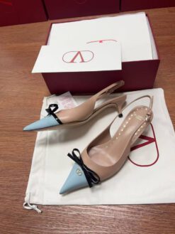 Босоножки Valentino Garavani Bepointy Slingback Pump In Patent Leather And Kidskin 50mm Premium Beige-Blu