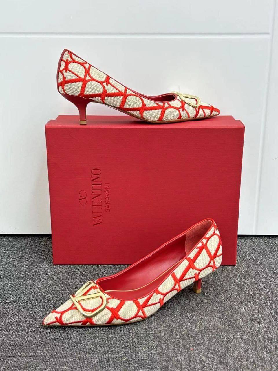 Туфли Valentino Garavani Toile Iconographe 50mm Premium Beige-Red фото 1 Туфли Valentino Garavani Toile Iconographe 50mm Premium Beige-Red - фото 1