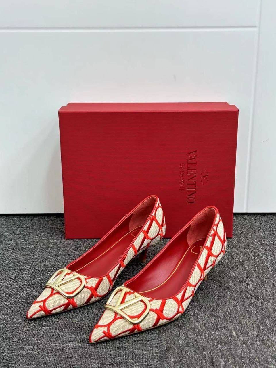 Туфли Valentino Garavani Toile Iconographe 50mm Premium Beige-Red фото 3 Туфли Valentino Garavani Toile Iconographe 50mm Premium Beige-Red - фото 3