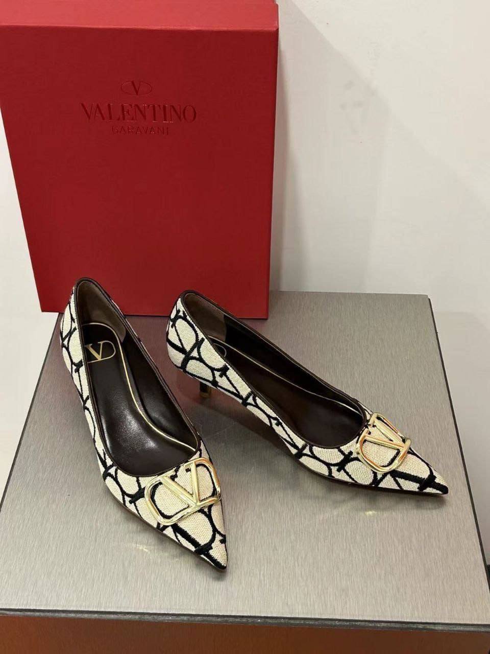 Туфли Valentino Garavani Toile Iconographe 50mm Premium Beige-Blk фото 5 Туфли Valentino Garavani Toile Iconographe 50mm Premium Beige-Blk - фото 5