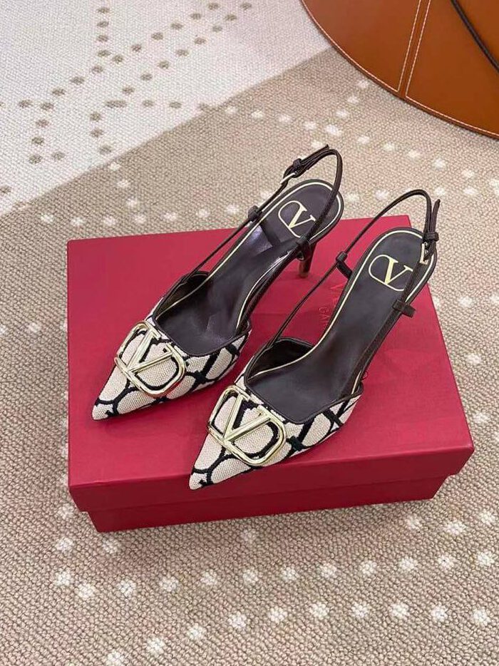 Босоножки Valentino Garavani Toile Iconographe 80mm Premium Beige-Blk фото 1 Босоножки Valentino Garavani Toile Iconographe 80mm Premium Beige-Blk - фото 1