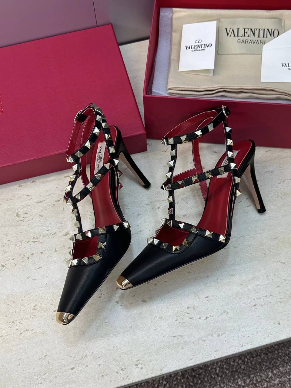 Босоножки Valentino Garavani Rockstud Kidskin Pumps 100mm Premium Black-Red фото 2 Босоножки Valentino Garavani Rockstud Kidskin Pumps 100mm Premium Black-Red - фото 2
