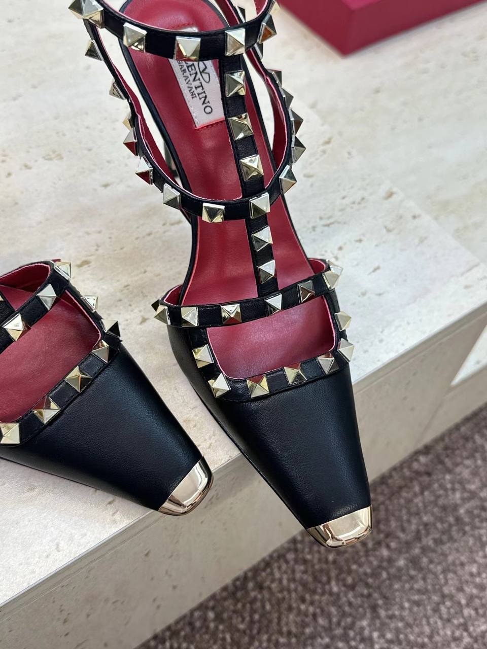 Босоножки Valentino Garavani Rockstud Kidskin Pumps 100mm Premium Black-Red фото 3 Босоножки Valentino Garavani Rockstud Kidskin Pumps 100mm Premium Black-Red - фото 3